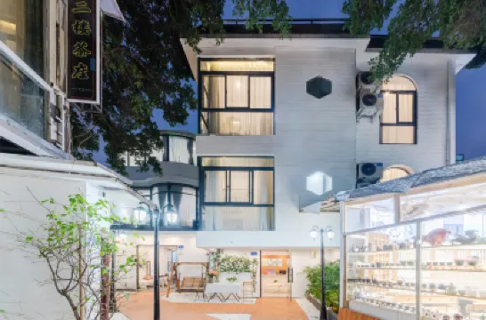 AMOY·Happiness Home Inn (Cozy Retreat Near the Sea, Huandao South Road) Hotel a 