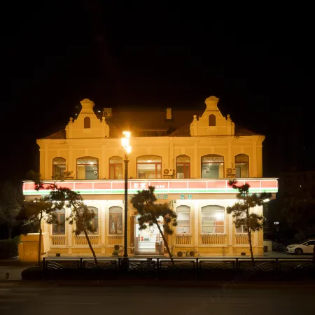 Yixin Hotel(Qingdao Zhanqiao Railway Station Metro Station) Отели рядом с достопримечательностью «Вокзал Циндао»
