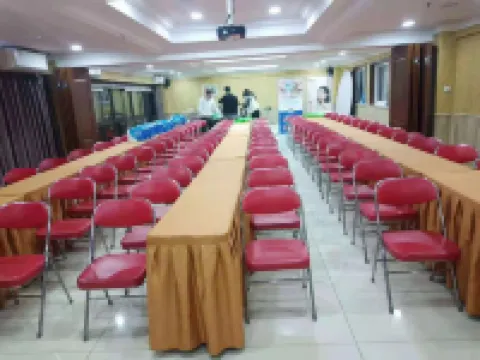 Longkou Zhonglai Business Hotel