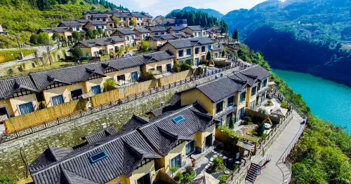 Residents of Phoenix Bamboo Mountain Township - Infinity Pools