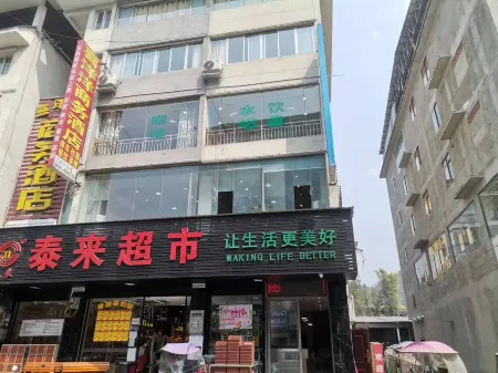 Xiyangyang Business Hotel Baoxing Отели рядом с достопримечательностью «Hongjun Changzheng Fanyue Jiajin Mountain Memorial Hall»