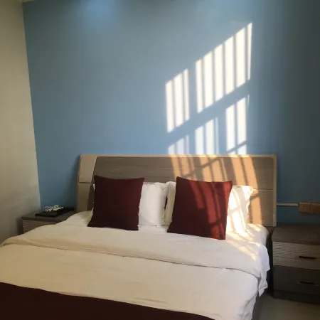 Lianghe Huayi Hotel