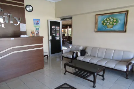 Hotel Family Syariah 1 Отели рядом с достопримечательностью «Depok Beach»