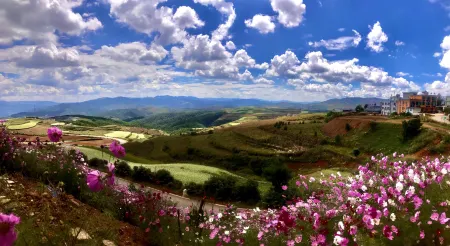 hong tu di  zhang jia da yuan  homestay Отели рядом с достопримечательностью «Dongchuan Red Land»