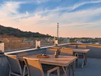 Taihu Qianxi Ju · Hideaway Streamside Secret Realm · Pool Garden Resort Inn