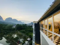 Yangshuo Yulong River Castle - vue sur la montagne