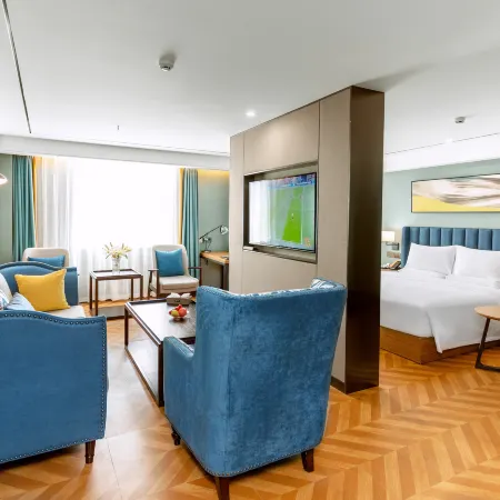 Qiqi l Hotel(Xuchang Railway Station Caowei Ancient City Store)