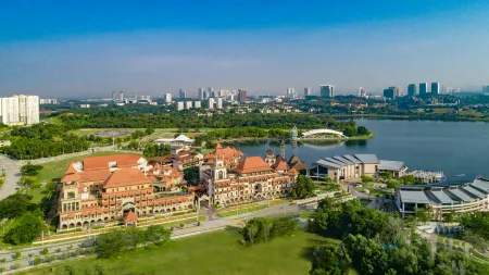 DoubleTree by Hilton Putrajaya Lakeside Отели рядом с достопримечательностью «Masjid Tuanku Mizan Zainal Abidin (Masjid Besi)»