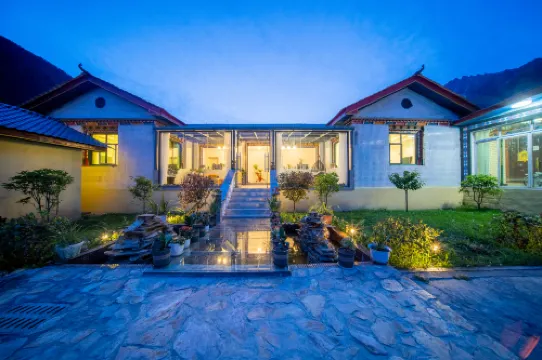 Bomi has a small courtyard homestay