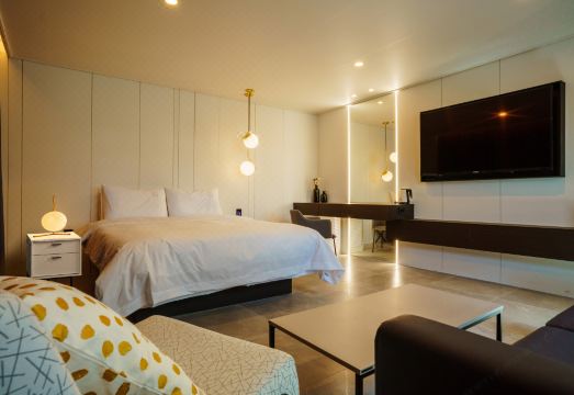 통영 호텔 피코의 깔끔한 객실 이미지