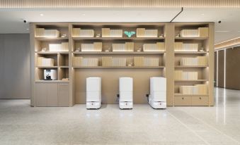 a desk and a computer, is available for guests to use at Ji Hotel (Guangzhou Tianhe Sports Center)