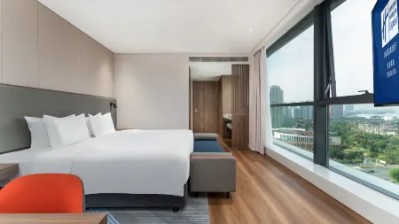 Holiday Inn Express Chengdu Pidu (Heping Street Subway Station)