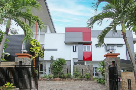 Capital O 91665 d'Prof Exclusive Guesthouse Отели в г. Gunung Pati