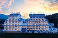 Cloud Built Banshan Pond Scene Hotel