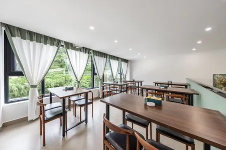 Fengqing Rumumu Hotel (Fengqing Square) Отели рядом с достопримечательностью «Fengqing Confucian Temple»