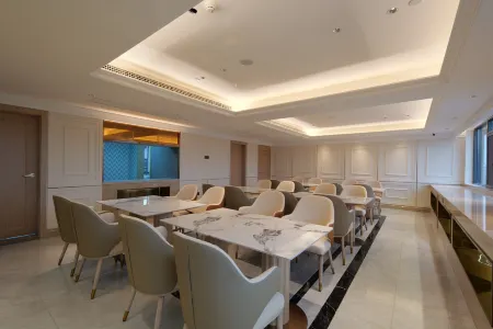 Vienna Hotel Group（YiYang  Railway Station Branch） Отели рядом с достопримечательностью «First Village of Great Changes in the Mountains»