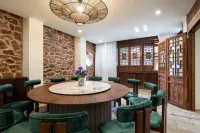 Xingyi Qiangu Jiuye Bed and Breakfast (Fenglin Buyi Scenic Area Branch)