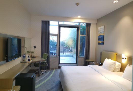 2. 홀리데이 인 익..