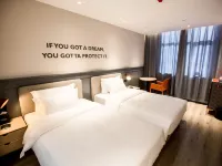 The best hotel in Xiongxian City - parkir