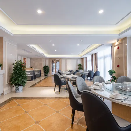 Vienna International Hotel (Peach blossom land in Nyingchi)