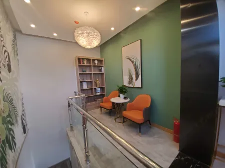 Yunrun Light Luxury Hotel Отели в г. Циньсянь