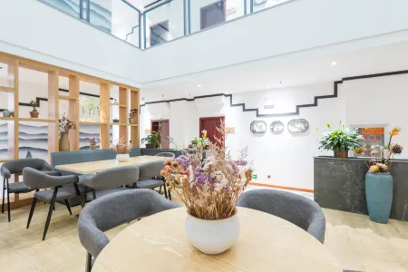 CLOUDS Hotel (Midu County Government) Отели рядом с достопримечательностью «Xiaohetangshui Sceneic Area»