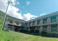 卓瑪布姆民宿 Langjiling Temple of Gongga周辺のホテル