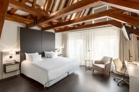 NH Collection Amsterdam Barbizon Palace Отели рядом с достопримечательностью «Dopey's Elixir»