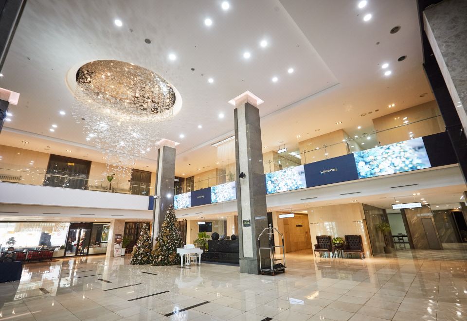 [퀸벨호텔의 깔끔하고 넓은 침실 내부]