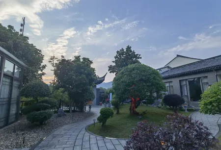 Yinfeng Lizhan Hotel Отели рядом с достопримечательностью «Qianzhang Canyon»