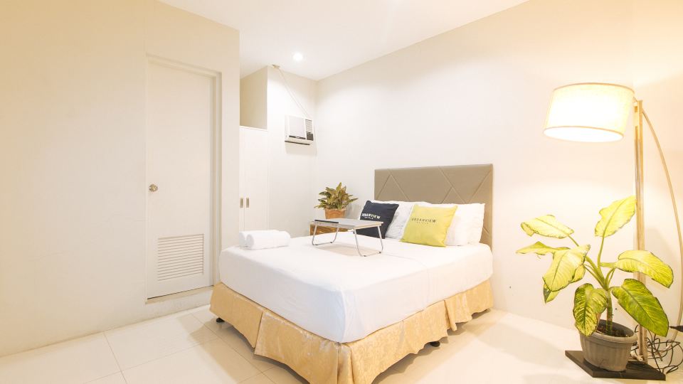 UrbanView @ Lacson Street Bacolod City by RedDoorz