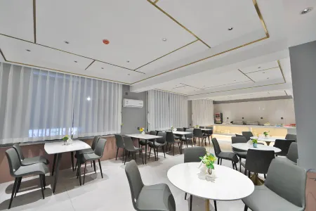 Holiday Inn Golden Hyatt (Yanji Yanbian University Department Store) Отели рядом с достопримечательностью «Yanbian University Normal Branch»