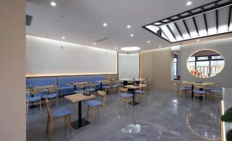 Shengyi Light Luxury Hotel (Chengde South Station Store)