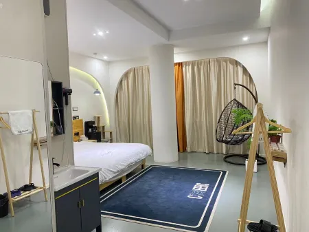 Minquan Baishuimu Homestay (North Railway Station) Отели рядом со станцией Minquan North Railway Station