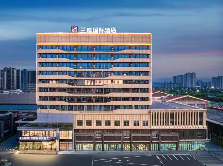 Lanou International Hotel (Funan Nanyang Avenue Outlets) Отели в г. Фунань