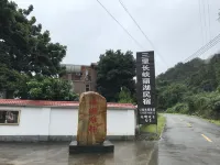 Three li long gorge lake house