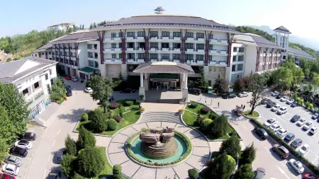 Bailu Hotspring Hotel Отели рядом с достопримечательностью «Hongya Valley»