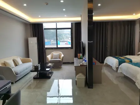 Ziyun Cat Camp Hotel Отели рядом с достопримечательностью «Yellow Crane Camp Hot Spring Resort»