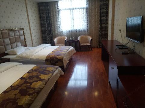 깨끗하게 정리된 호텔 침대