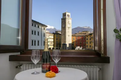 Lake View Historical Center Apartment - Happy Rentals Hotel in zona Piazza delle Erbe