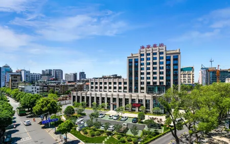 Haining Hotel Отели рядом с достопримечательностью «Former residence of Zhimo Xu»