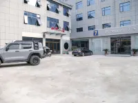 7 Days Premium Hotel (Fangcheng Renmin Road) - parking
