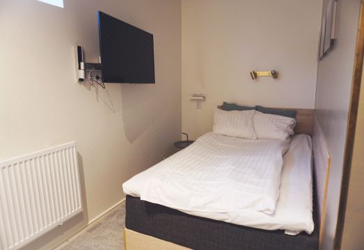 아반티 호텔 아파트먼트의 넓고 깔끔한 객실 내부 사진