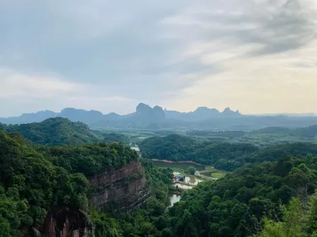 Qinghuige Homestay (Danxiashan) Отели в г. Женьхуа