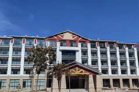 QoMoLangZong Hotel  Kayrung
