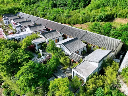 Linxia Qingfeng Homestay Отели в г. Ланьтянь