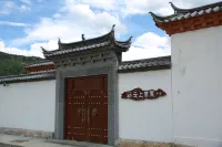 Shangri-La Yunshang Grassland Homestay Hotel dekat Baishuitai