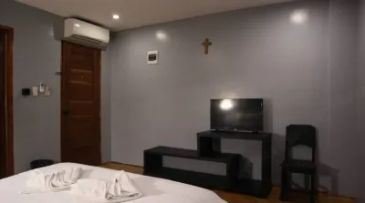 RedDoorz at Kopinos Tourist Inn Hotel Hotels near Tak Tak Falls