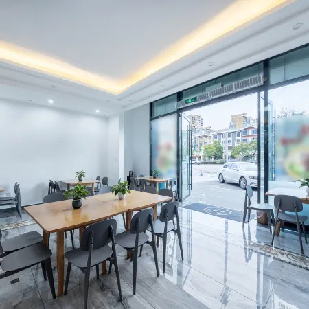 Yunman Smart Hotel (Xiangyun High-speed Railway Station Yubo Wetland Park)