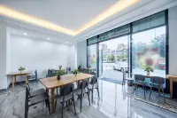 Yunman Smart Hotel (Xiangyun High-speed Railway Station Yubo Wetland Park) - Mountain view